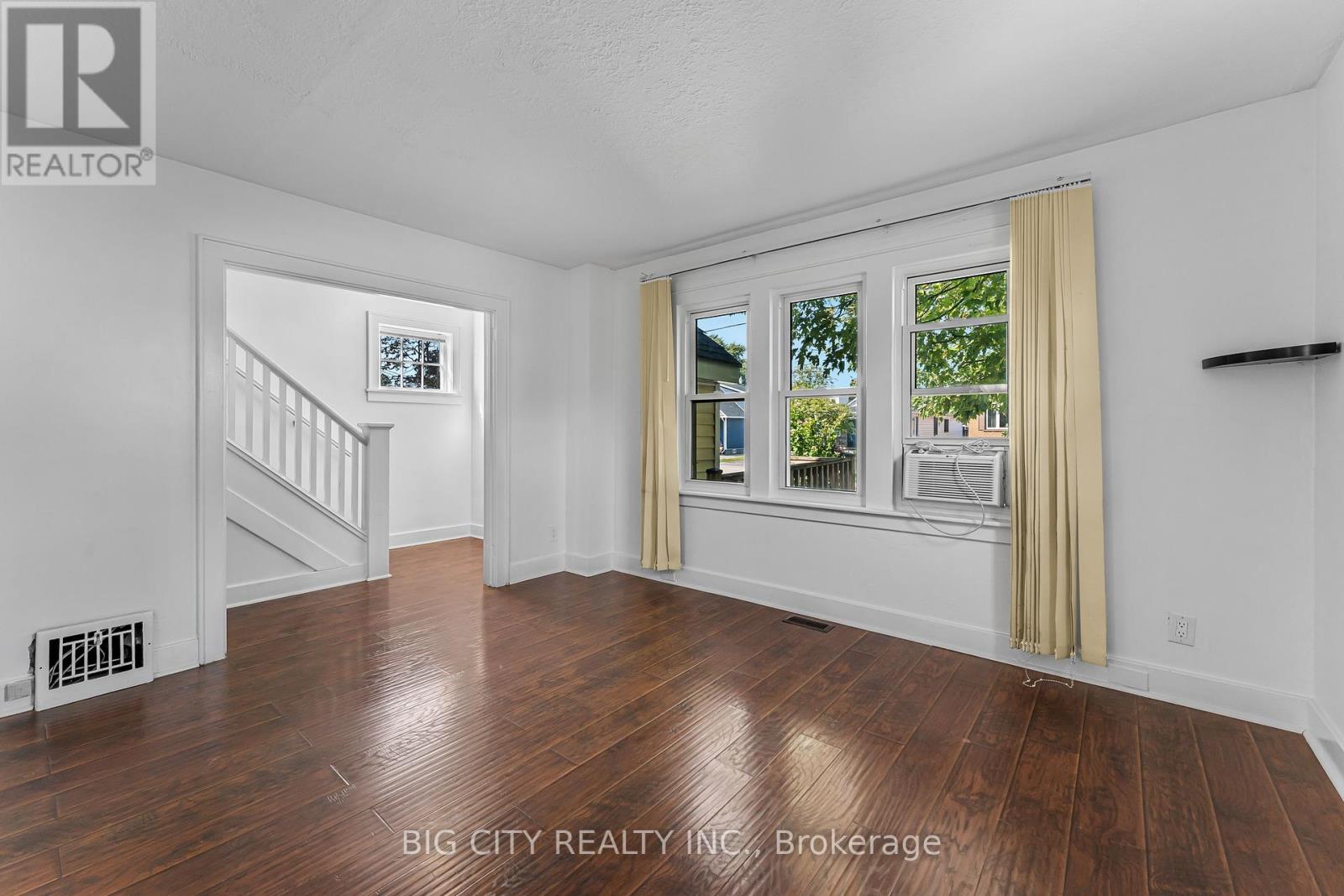 53 Cady Street, Welland, Ontario  L3B 4B7 - Photo 6 - X12398359