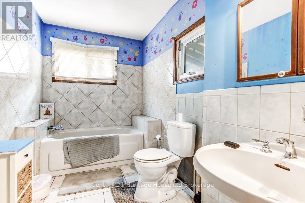 186 Charles Street E, Ingersoll, Ontario  N5C 1K4 - Photo 13 - X12398441
