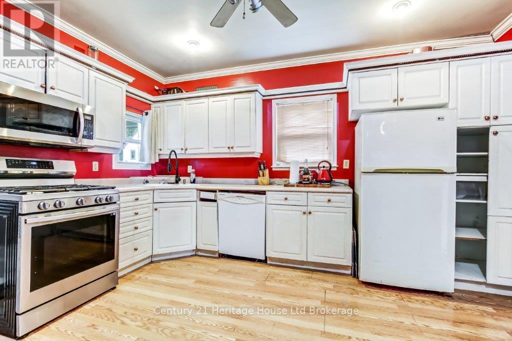 186 Charles Street E, Ingersoll, Ontario  N5C 1K4 - Photo 14 - X12398441