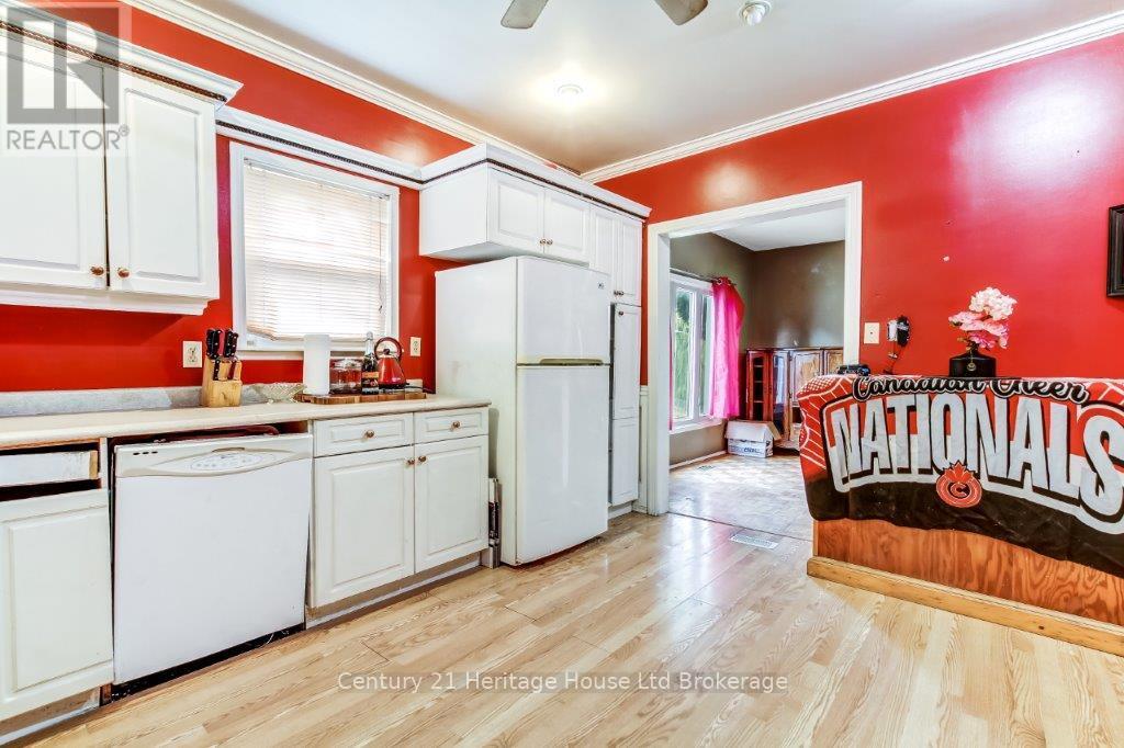 186 Charles Street E, Ingersoll, Ontario  N5C 1K4 - Photo 15 - X12398441