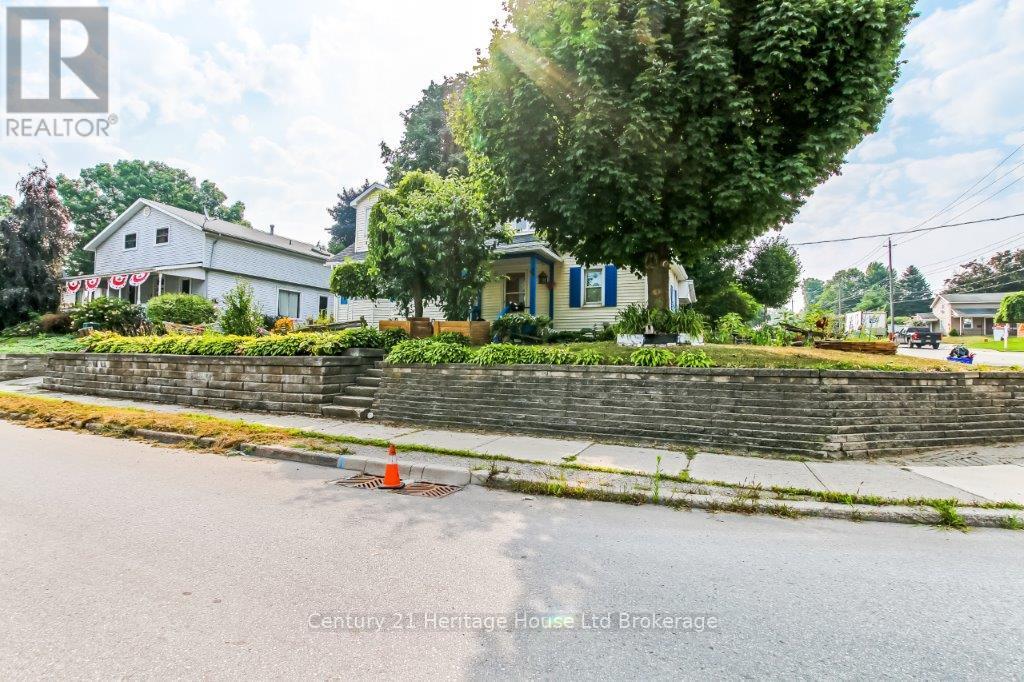 186 Charles Street E, Ingersoll, Ontario  N5C 1K4 - Photo 2 - X12398441