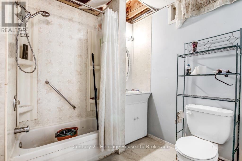 186 Charles Street E, Ingersoll, Ontario  N5C 1K4 - Photo 23 - X12398441