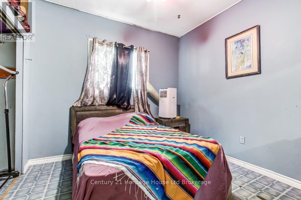 186 Charles Street E, Ingersoll, Ontario  N5C 1K4 - Photo 9 - X12398441