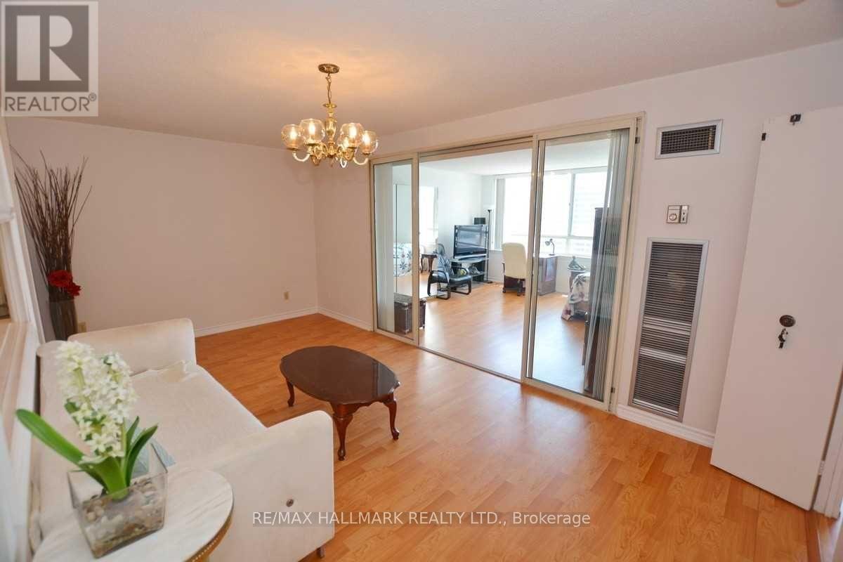 2215 - 633 Bay Street, Toronto, Ontario  M5G 2G4 - Photo 2 - C12398411