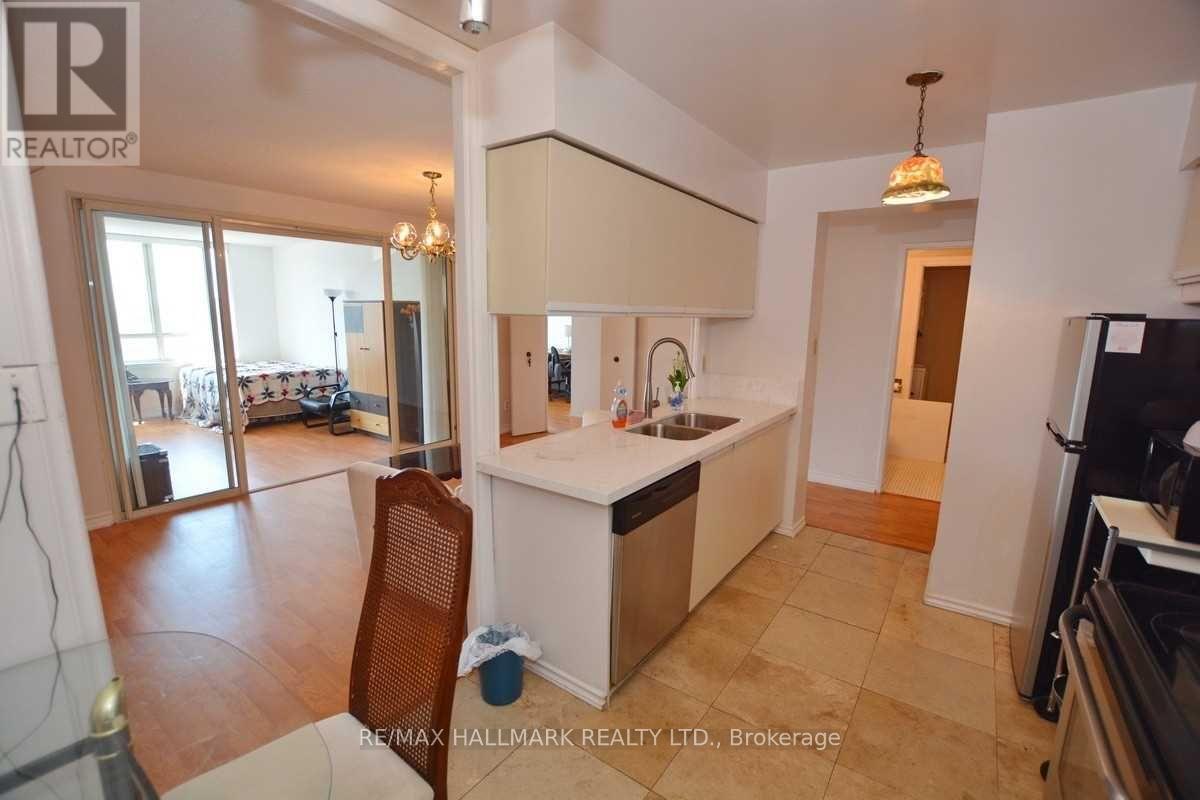 2215 - 633 Bay Street, Toronto, Ontario  M5G 2G4 - Photo 3 - C12398411