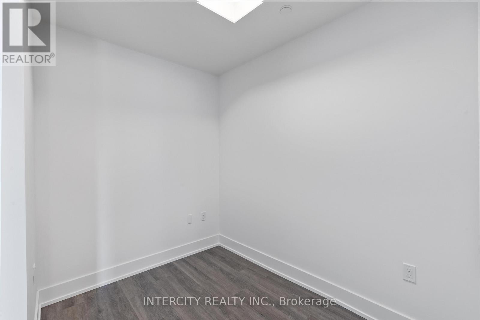 233 - 2075 King Road, King, Ontario  L7B 0R6 - Photo 10 - N12398436