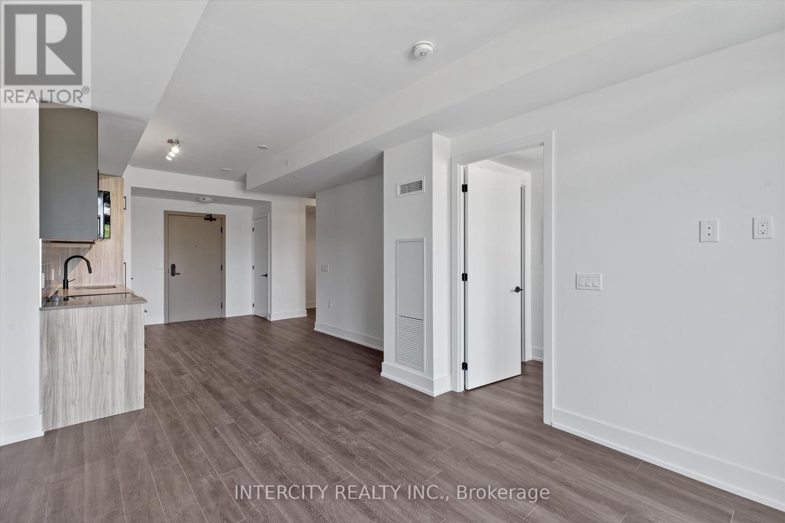 233 - 2075 King Road, King, Ontario  L7B 0R6 - Photo 4 - N12398436