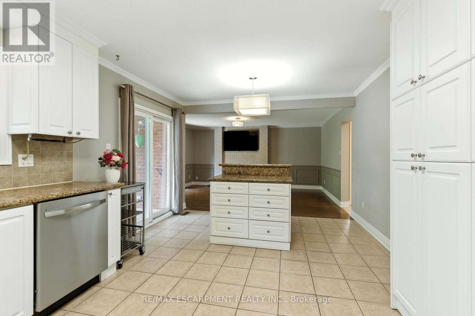 1624 Gallant Drive, Mississauga, Ontario  L5H 3S8 - Photo 10 - W12398438