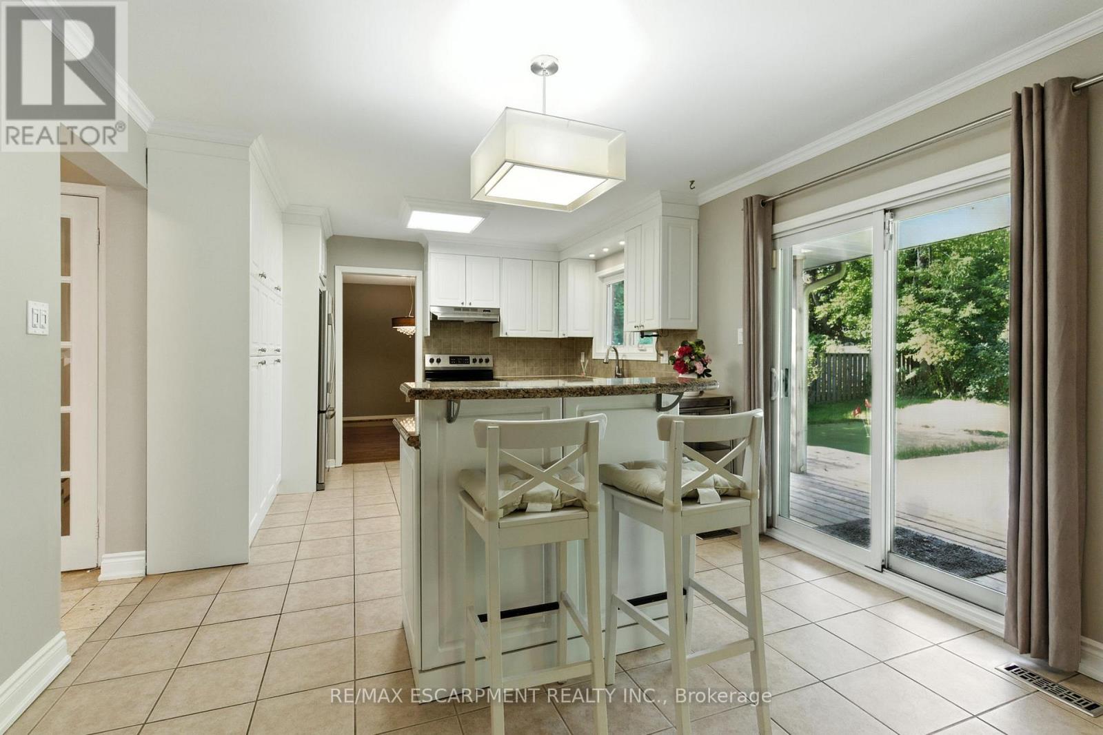 1624 Gallant Drive, Mississauga, Ontario  L5H 3S8 - Photo 11 - W12398438