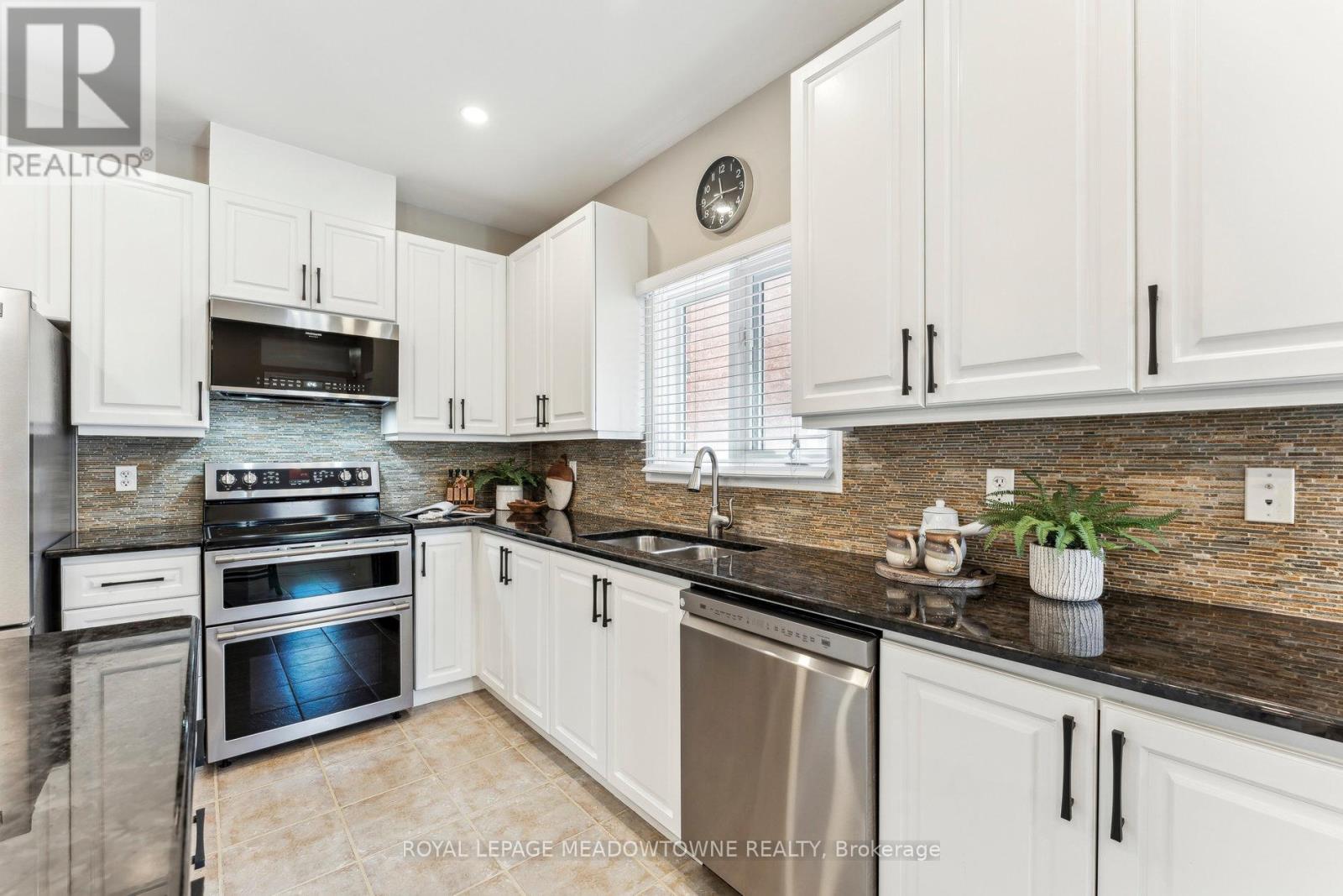 1186 Ezard Crescent, Milton, Ontario  L9T 6N9 - Photo 14 - W12398442