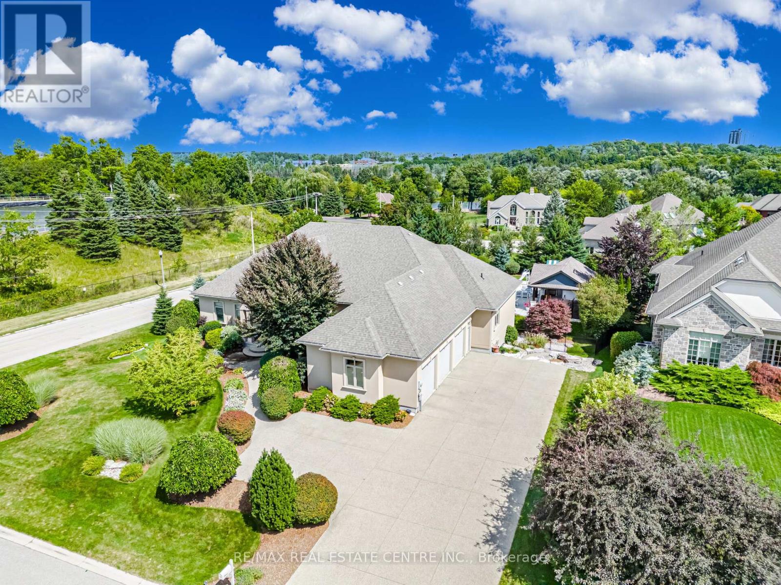86 Canters Close, Kitchener, Ontario  N2C 2R3 - Photo 2 - X12376016