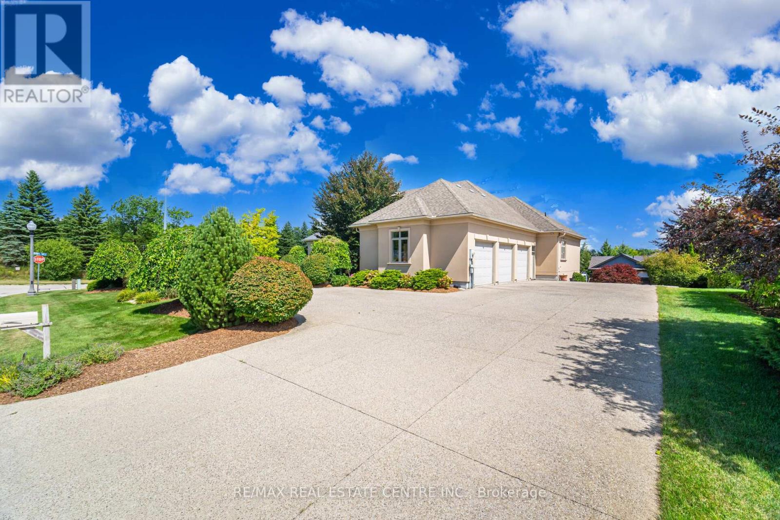 86 Canters Close, Kitchener, Ontario  N2C 2R3 - Photo 3 - X12376016