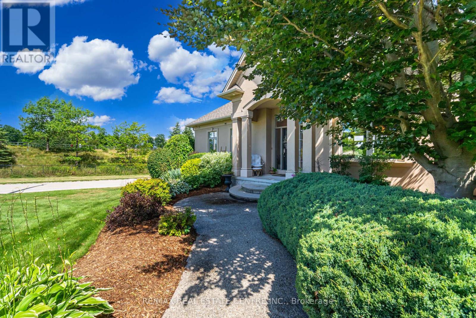 86 Canters Close, Kitchener, Ontario  N2C 2R3 - Photo 4 - X12376016