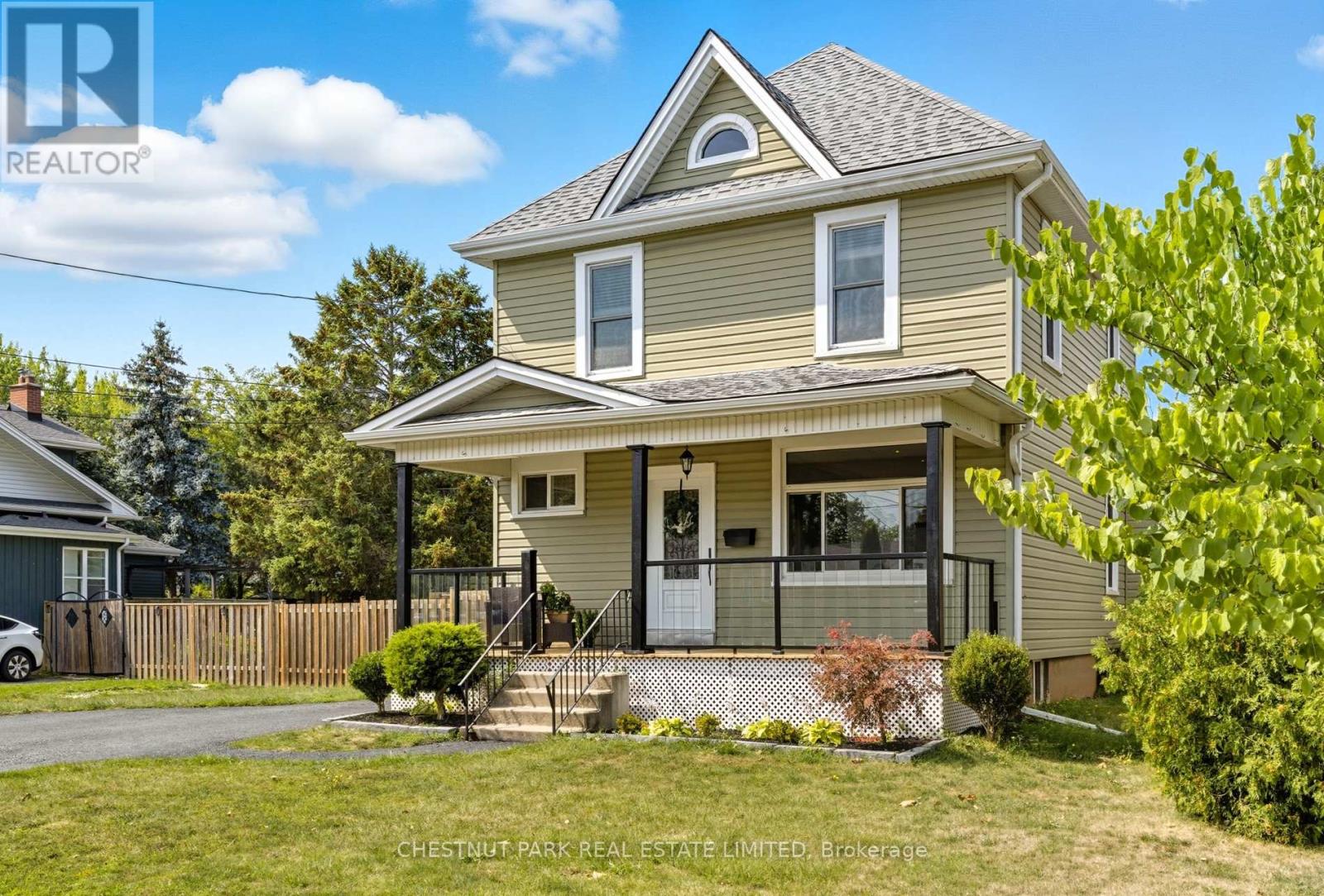 11 Fairview Road, Grimsby (Grimsby Beach), Ontario  L3M 3L1 - Photo 1 - X12398419