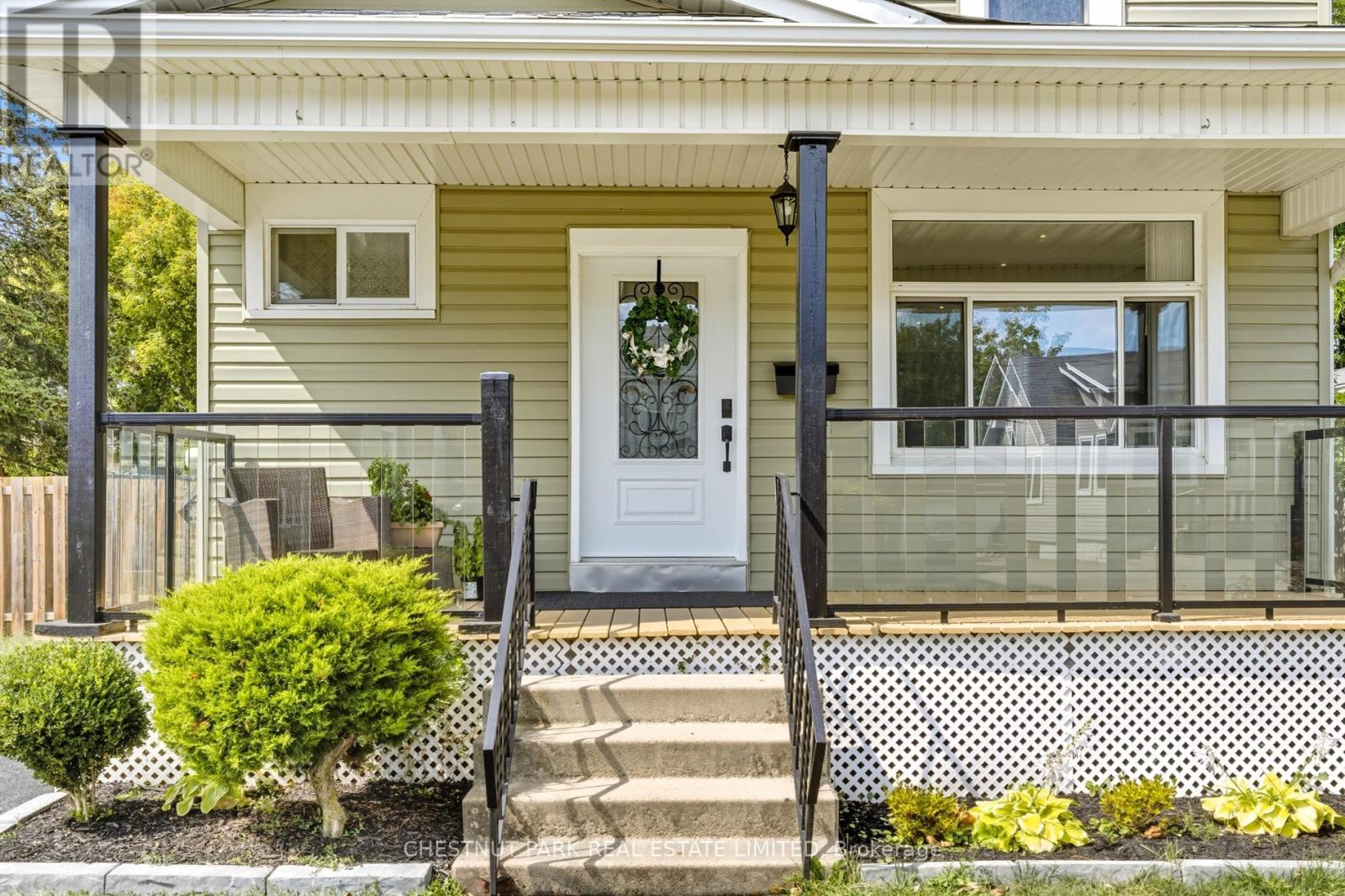 11 Fairview Road, Grimsby (Grimsby Beach), Ontario  L3M 3L1 - Photo 13 - X12398419