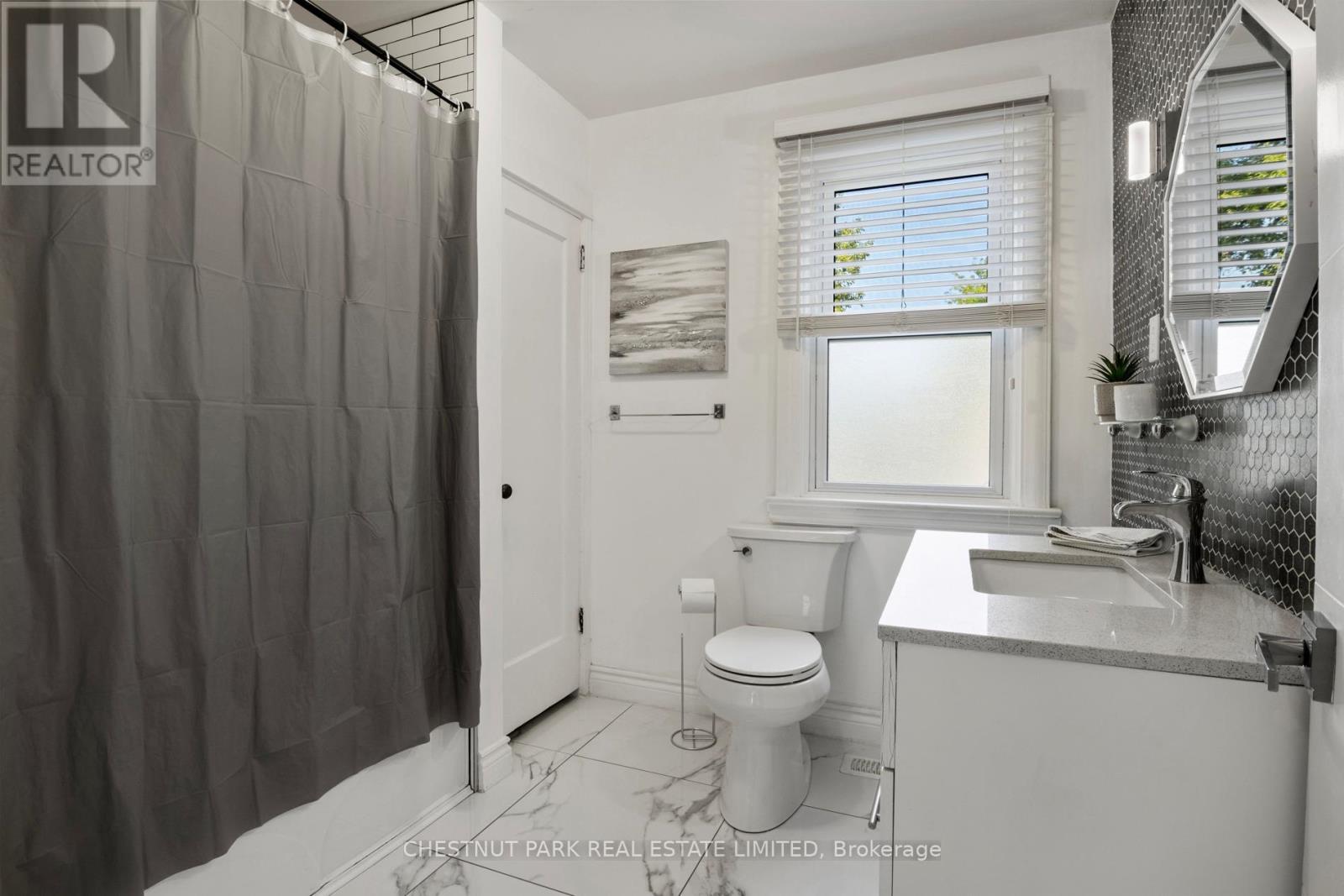 11 Fairview Road, Grimsby (Grimsby Beach), Ontario  L3M 3L1 - Photo 25 - X12398419