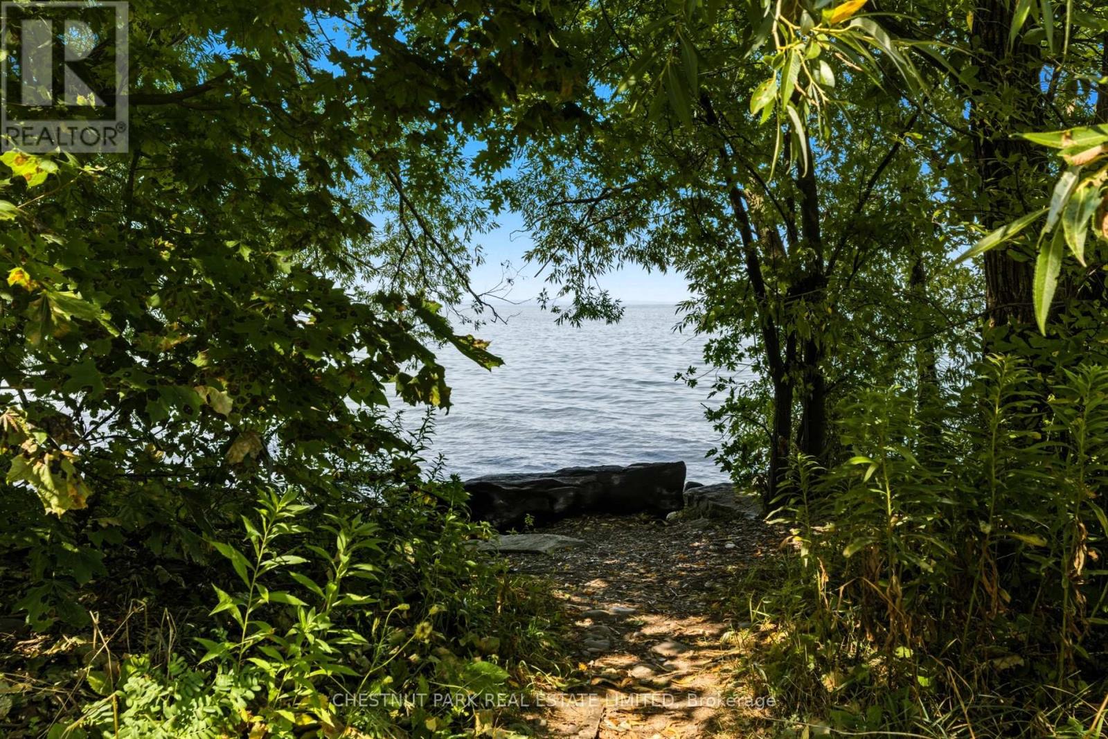 11 Fairview Road, Grimsby (Grimsby Beach), Ontario  L3M 3L1 - Photo 4 - X12398419