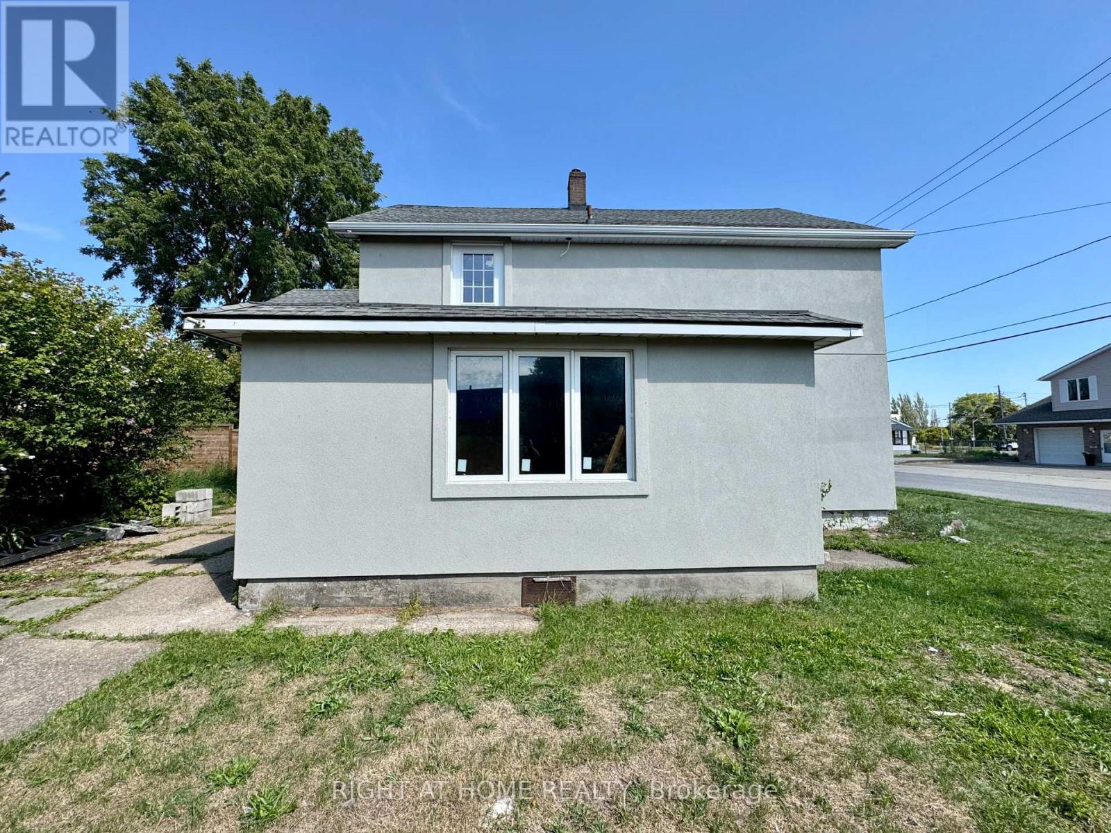 144 Waterloo Street, Fort Erie, Ontario  L2A 3K2 - Photo 4 - X12398420