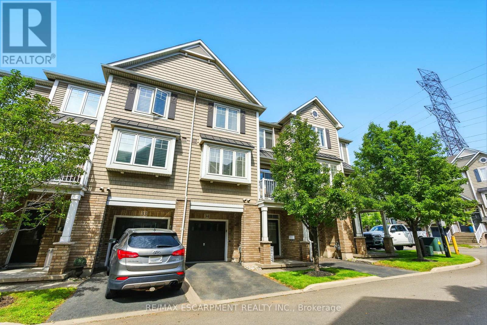 <div class="slider-price">$689,000</div><p>34 - 337 Beach Boulevard, Hamilton, Ontario</p>