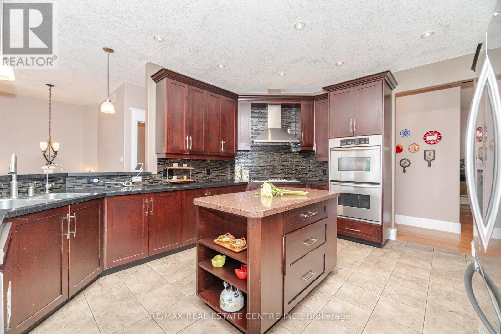 86 Canters Close, Kitchener, Ontario  N2C 2R3 - Photo 16 - X12376016