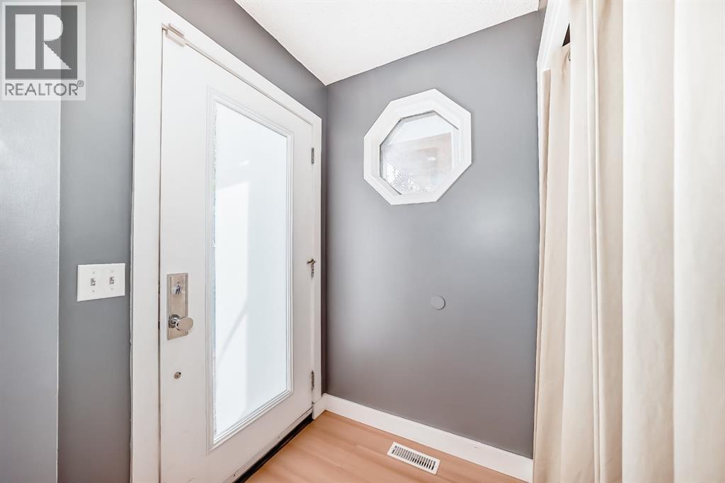 2028 32 Avenue Sw, Calgary, Alberta  T2T 1W6 - Photo 3 - A2256174