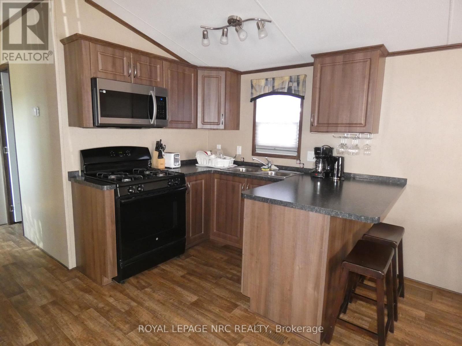 110 - 1501 Line 8 Road, Niagara-On-The-Lake, Ontario  L0S 1J0 - Photo 6 - X12398608