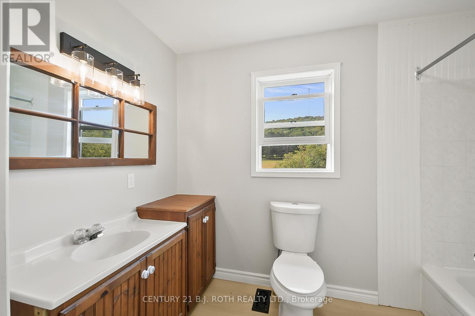 1048 Old North Road N, Huntsville, Ontario  P1H 2J4 - Photo 11 - X12398548