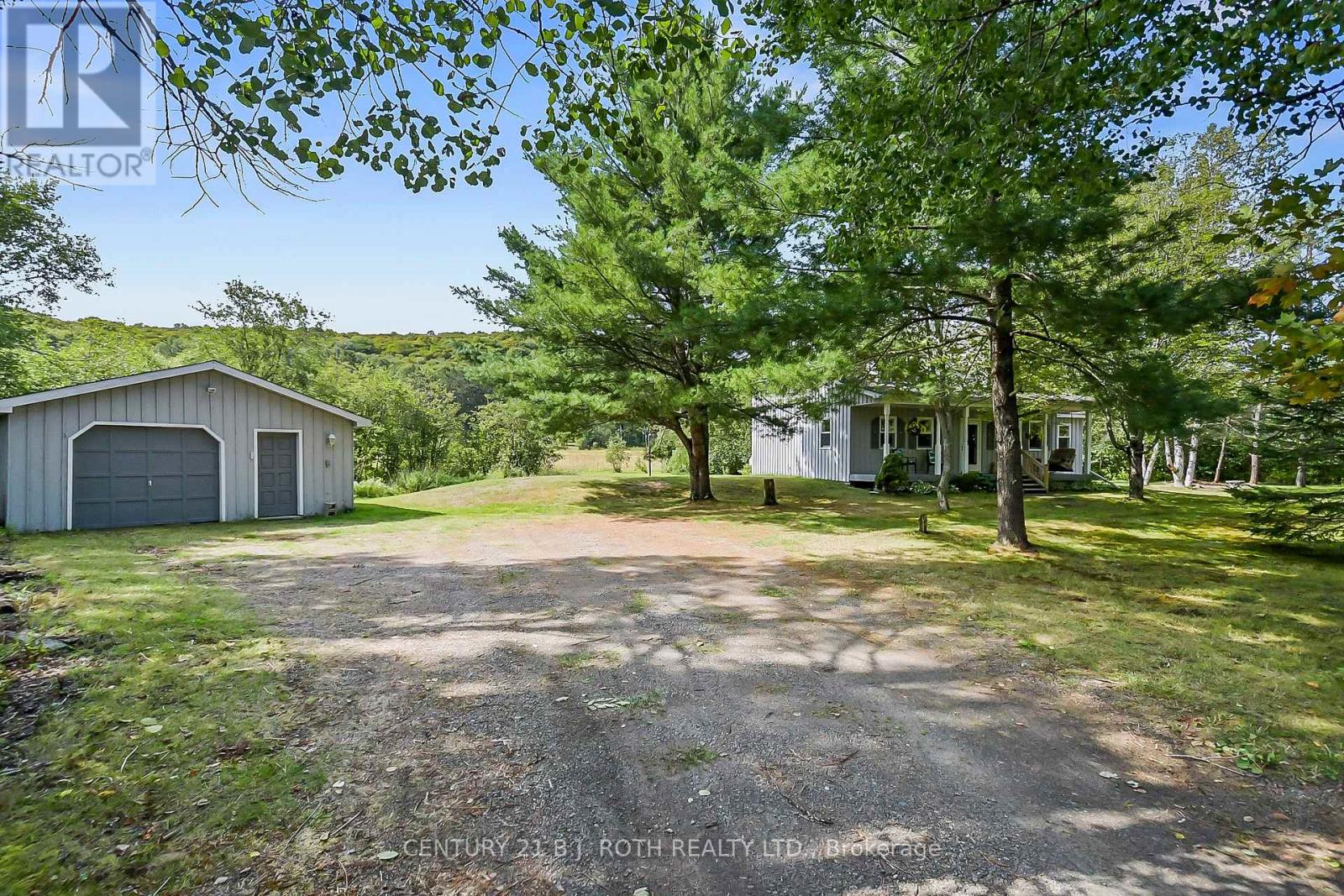 1048 Old North Road N, Huntsville, Ontario  P1H 2J4 - Photo 2 - X12398548