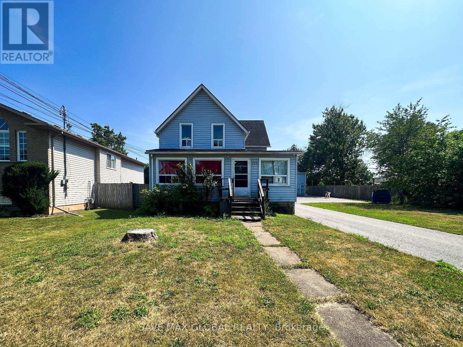 258 Henrietta Street, Fort Erie, Ontario  L2A 2K7 - Photo 2 - X12398555