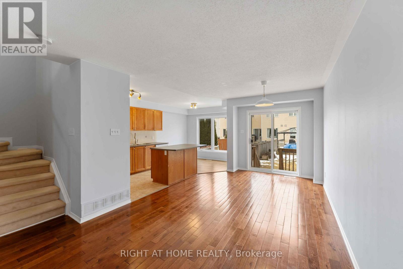 421 Hillsboro Private, Ottawa, Ontario  K2M 3A7 - Photo 2 - X12393744