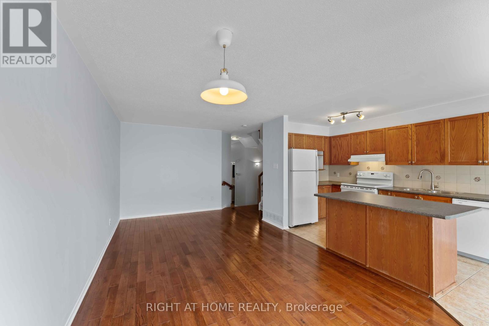 421 Hillsboro Private, Ottawa, Ontario  K2M 3A7 - Photo 6 - X12393744