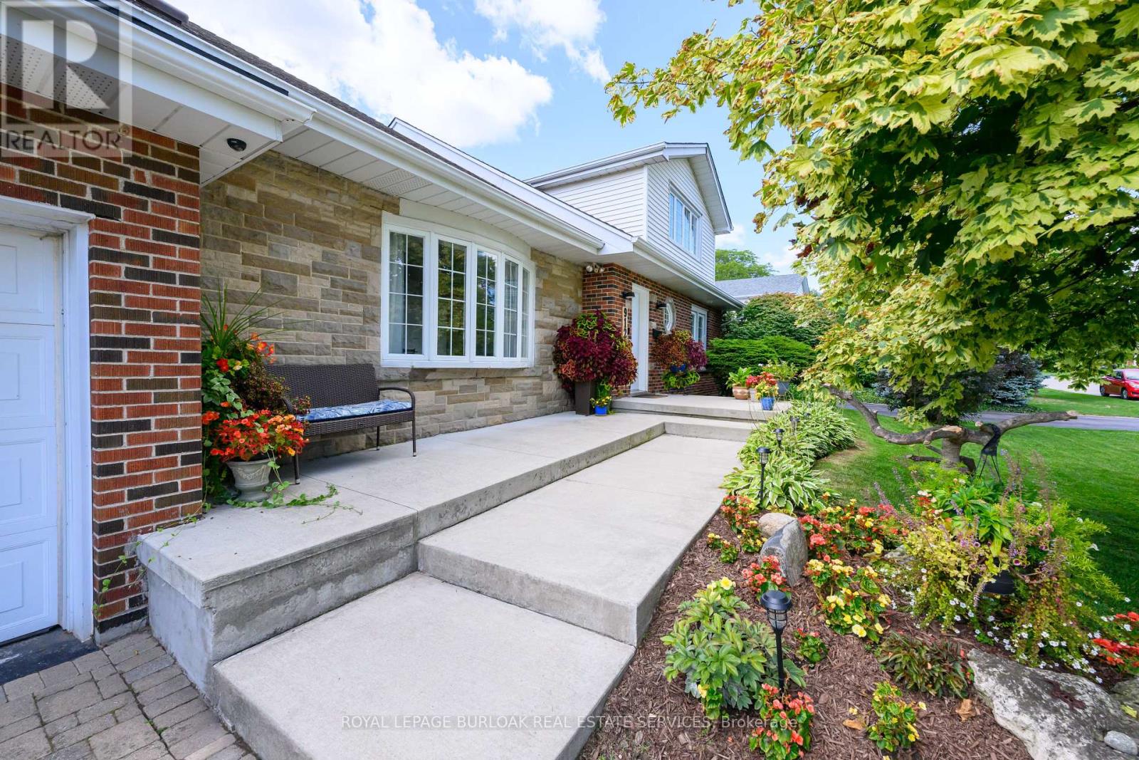 912 Boothman Avenue, Burlington, Ontario  L7T 1P4 - Photo 7 - W12398606