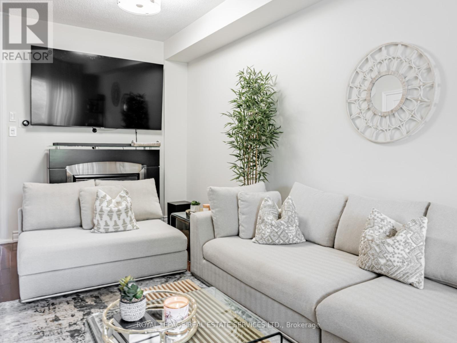 Property at 105 HARBOURVIEW CRESCENT image 4