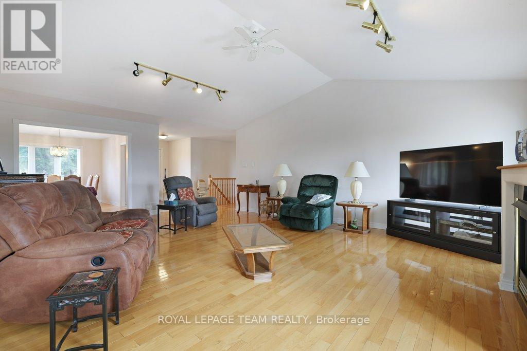 2120 Trailwood Drive, Ottawa, Ontario  K0A 2T0 - Photo 11 - X12398651