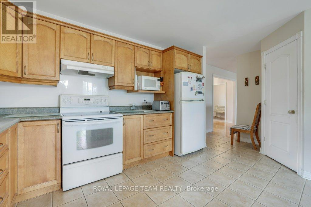 2120 Trailwood Drive, Ottawa, Ontario  K0A 2T0 - Photo 17 - X12398651