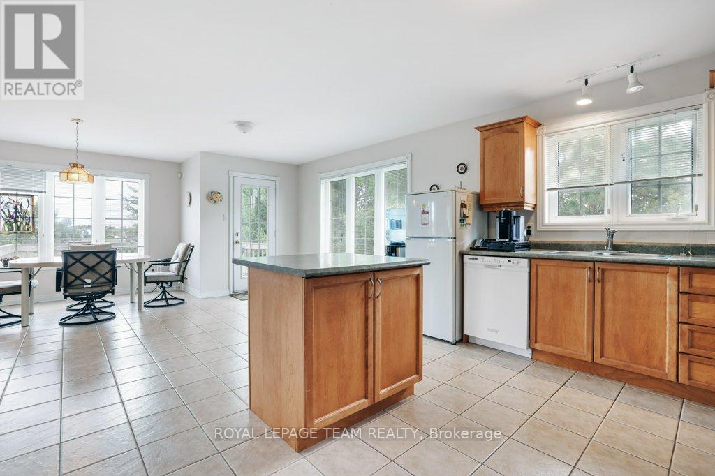 2120 Trailwood Drive, Ottawa, Ontario  K0A 2T0 - Photo 18 - X12398651