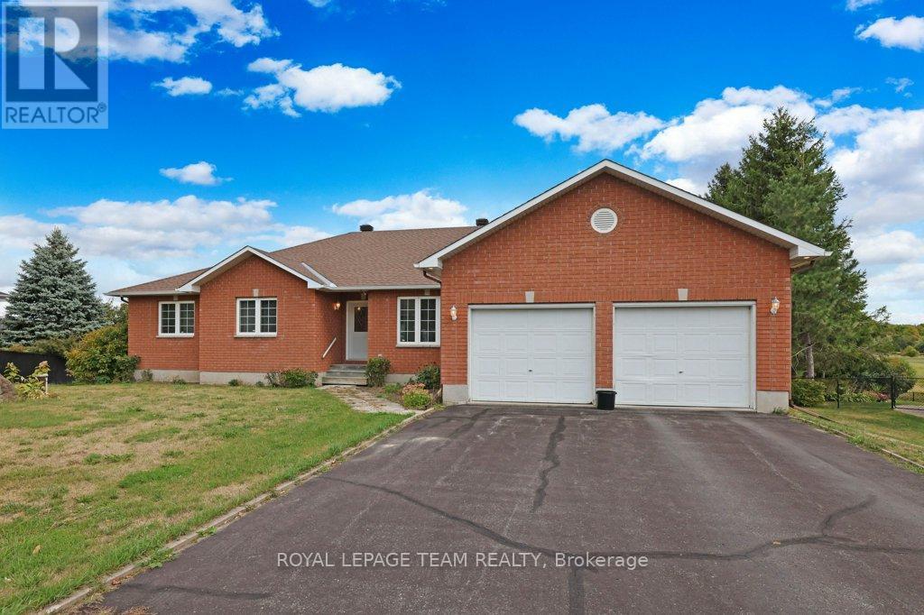 2120 Trailwood Drive, Ottawa, Ontario  K0A 2T0 - Photo 2 - X12398651