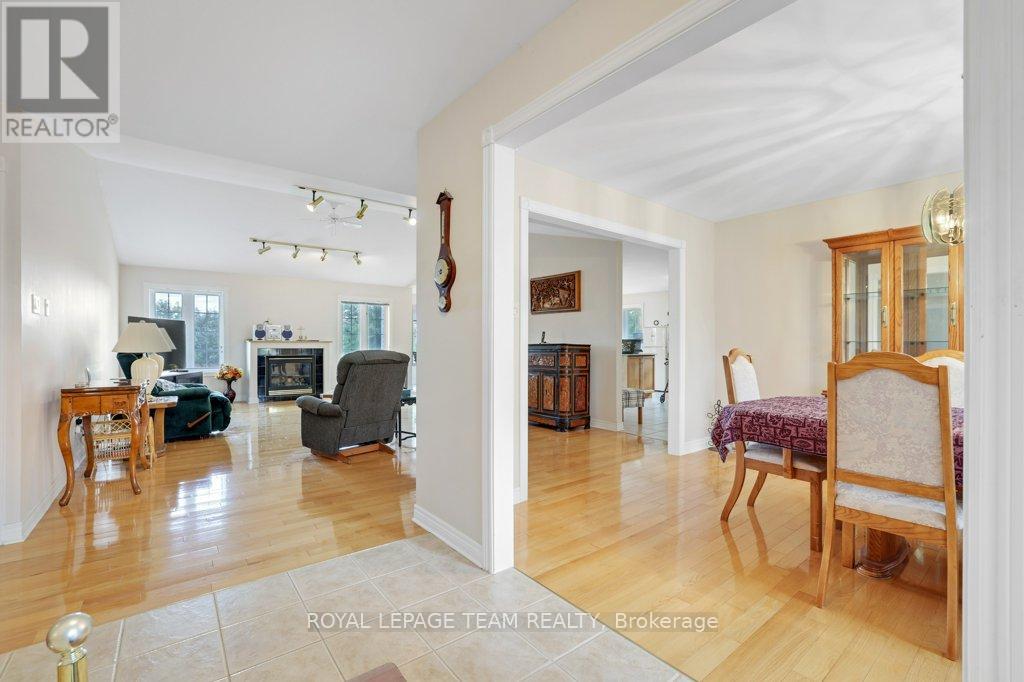 2120 Trailwood Drive, Ottawa, Ontario  K0A 2T0 - Photo 5 - X12398651