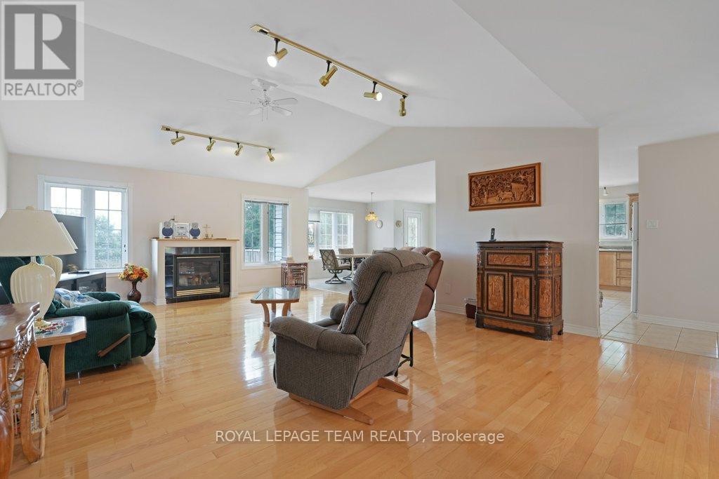 2120 Trailwood Drive, Ottawa, Ontario  K0A 2T0 - Photo 8 - X12398651