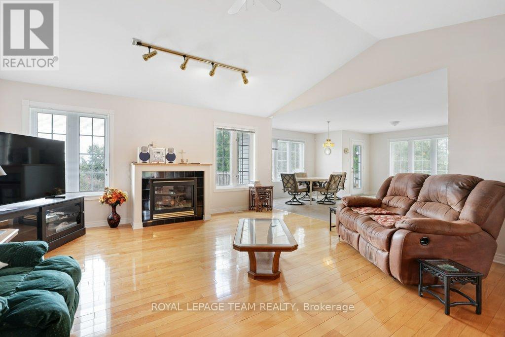 2120 Trailwood Drive, Ottawa, Ontario  K0A 2T0 - Photo 9 - X12398651