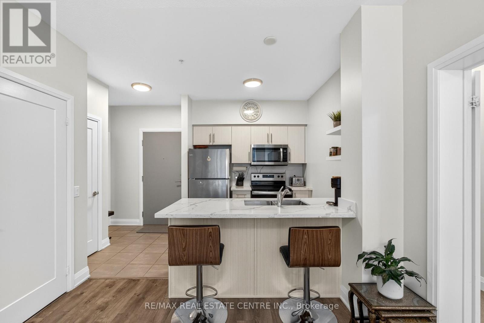 402 - 16 Concord Place, Grimsby, Ontario  L3M 0J1 - Photo 10 - X12398629