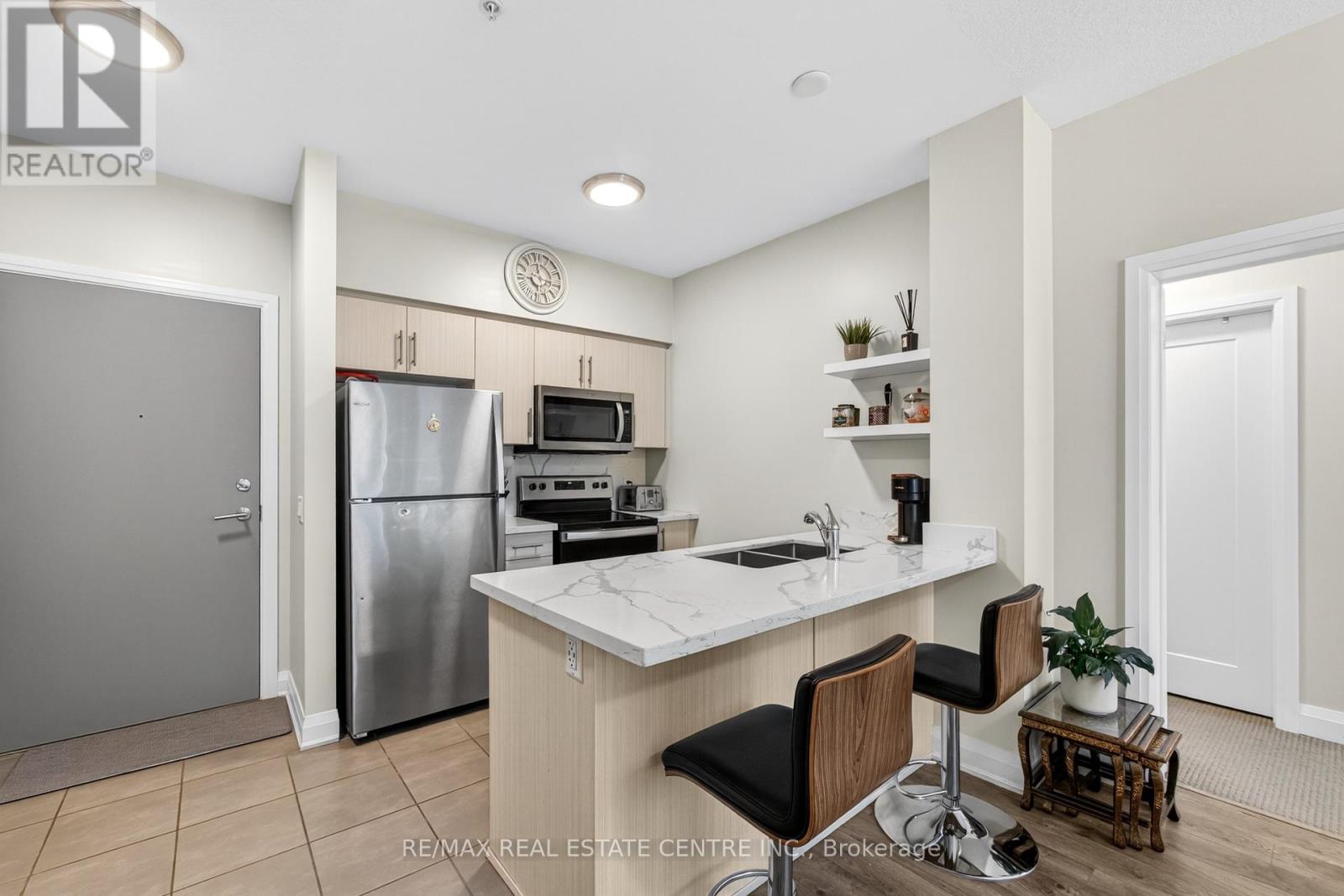 402 - 16 Concord Place, Grimsby, Ontario  L3M 0J1 - Photo 12 - X12398629