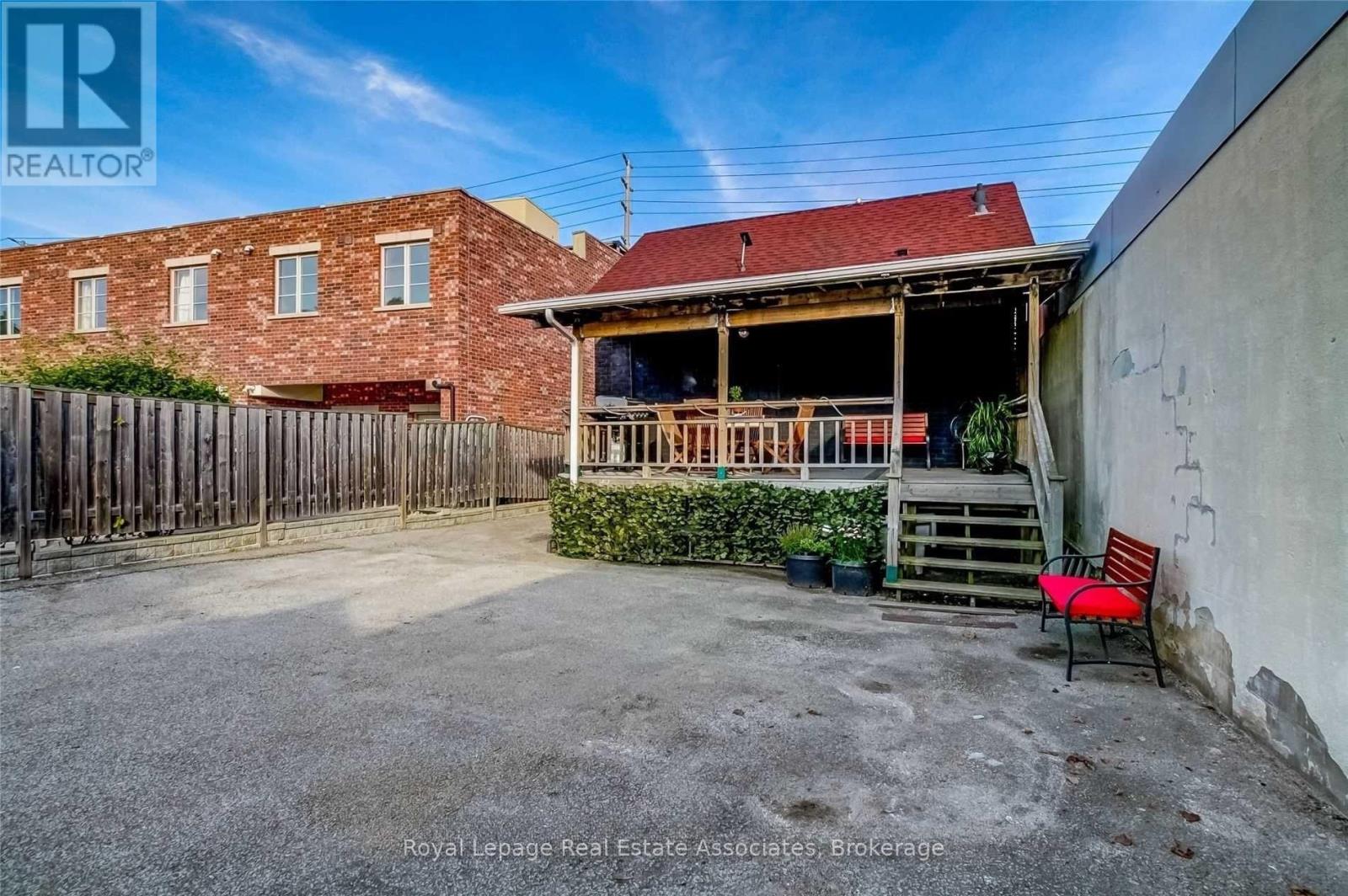 881 Lakeshore Road E, Mississauga, Ontario  L5E 1E2 - Photo 11 - W12366720