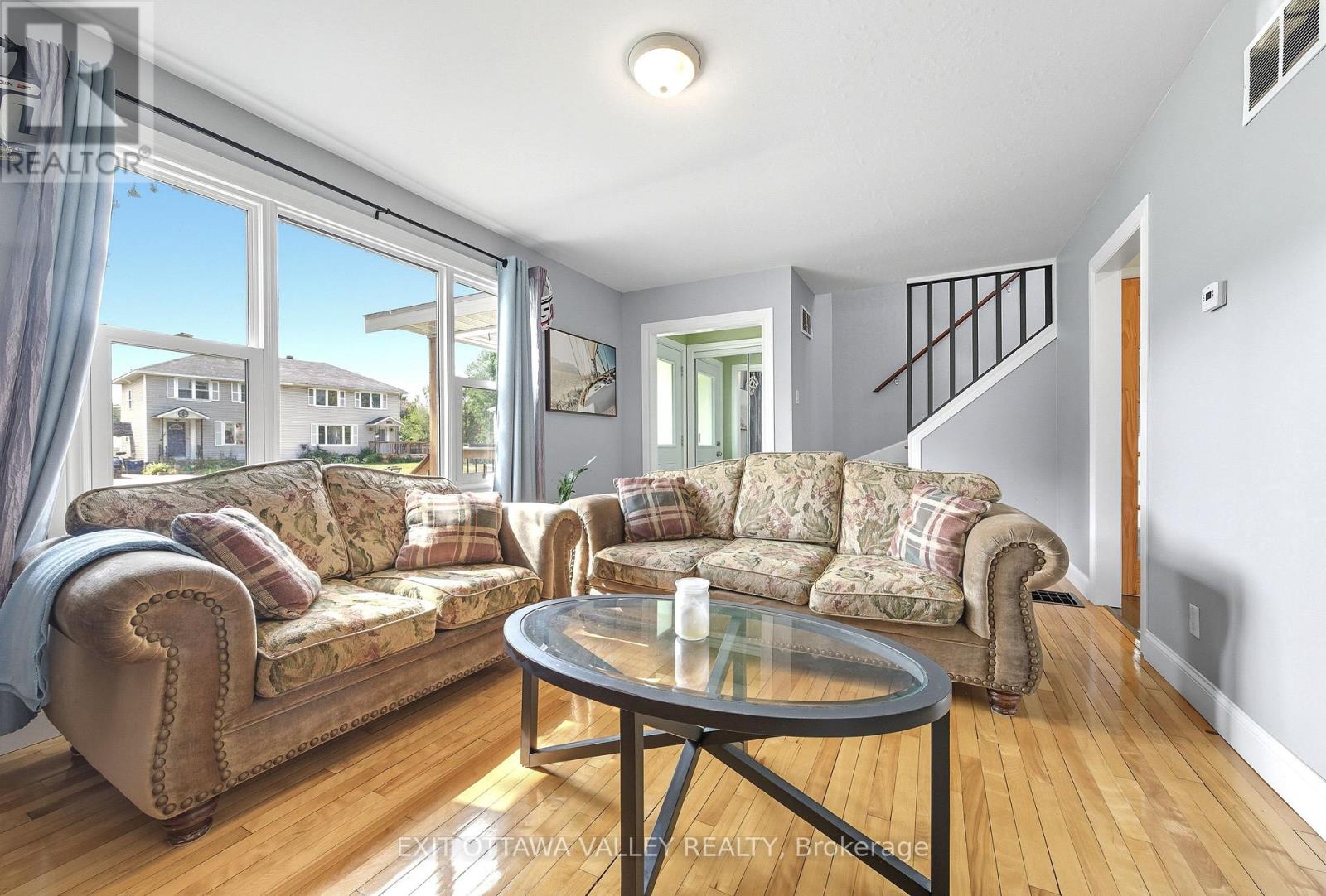6 Faraday Crescent, Deep River, Ontario  K0J 1P0 - Photo 5 - X12398698