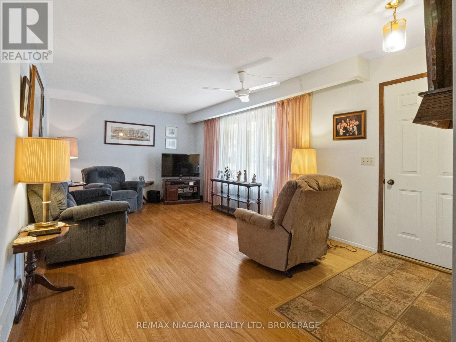 70 Murray Street, Fort Erie, Ontario  L2A 2A6 - Photo 4 - X12398684