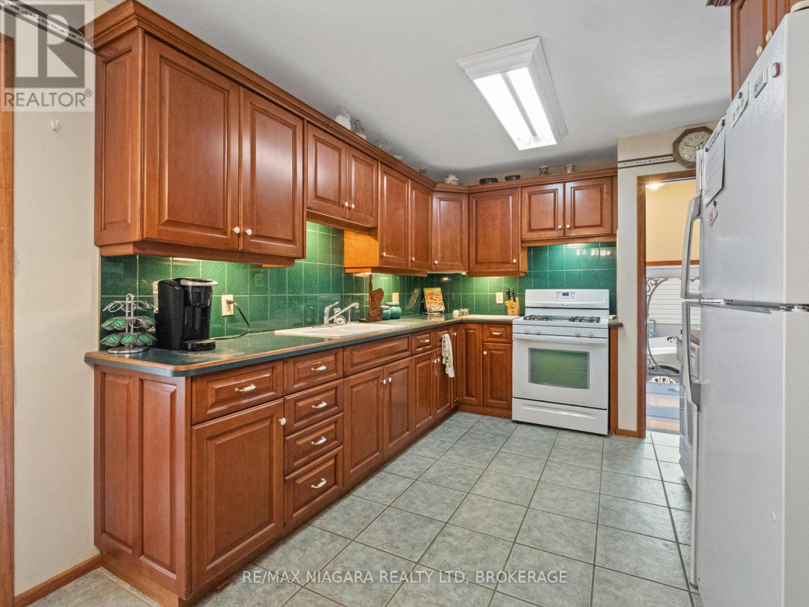 70 Murray Street, Fort Erie, Ontario  L2A 2A6 - Photo 9 - X12398684