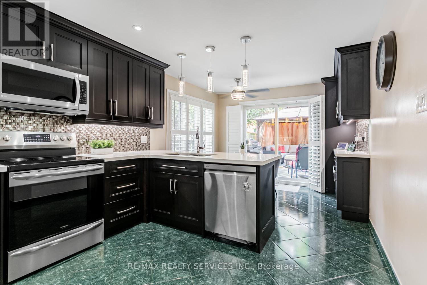 14 Nottingham Crescent, Brampton, Ontario  L6S 4G4 - Photo 12 - W12398662