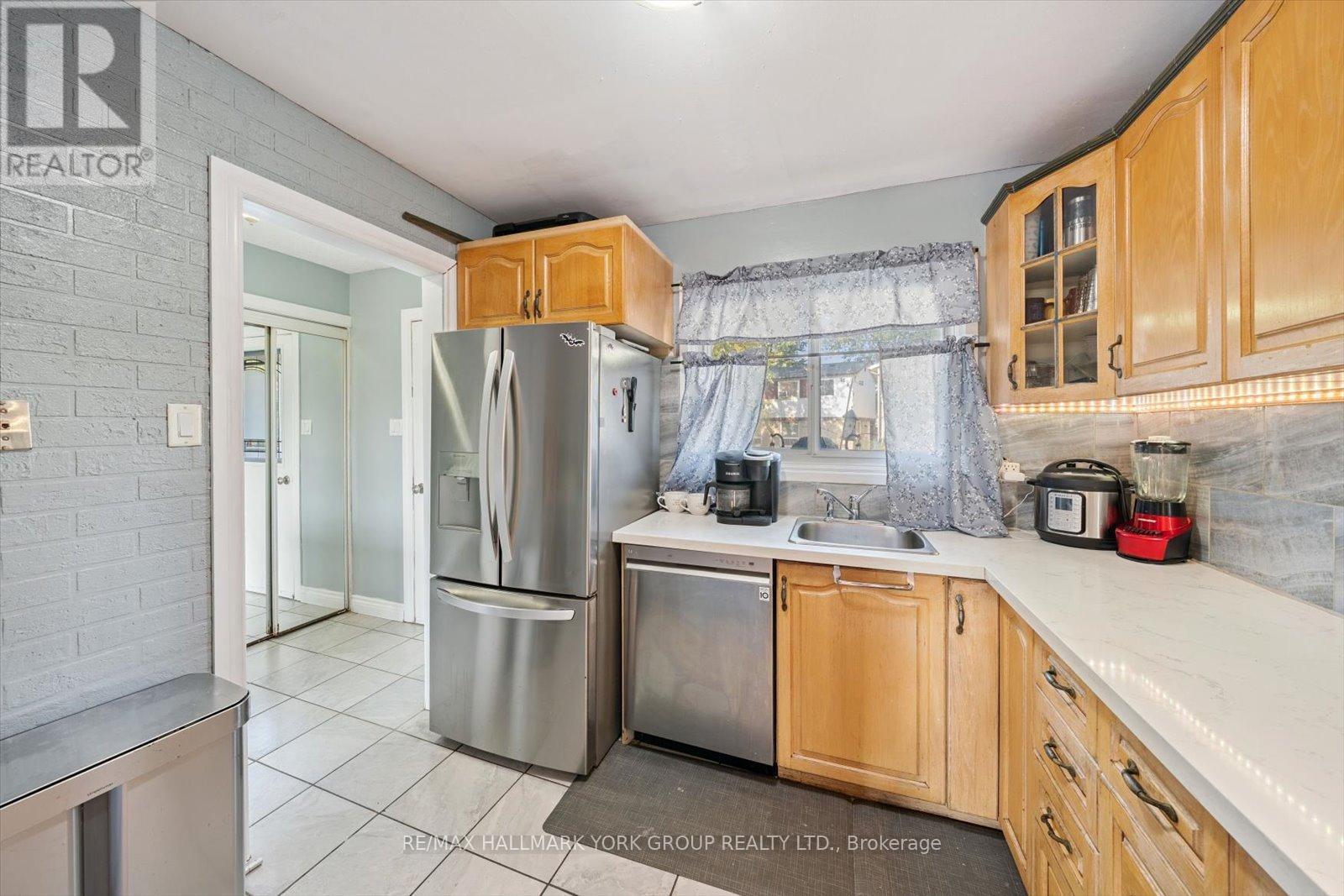 31 Jacobs Square, Brampton, Ontario  L6S 2M5 - Photo 8 - W12398668