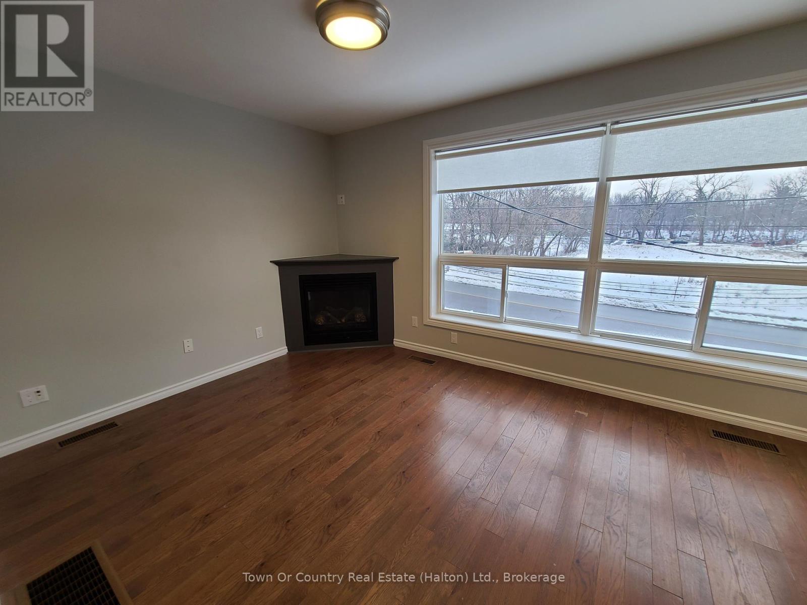 101 - 158 Mill Street, Milton, Ontario  L9T 1S2 - Photo 2 - W12398746