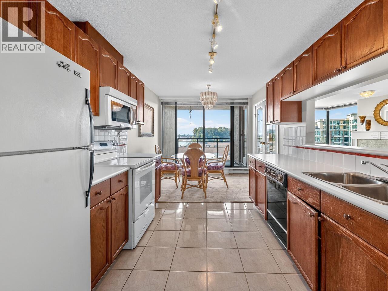 807 8 Laguna Court, New Westminster, British Columbia  V3M 6M6 - Photo 6 - R3046461